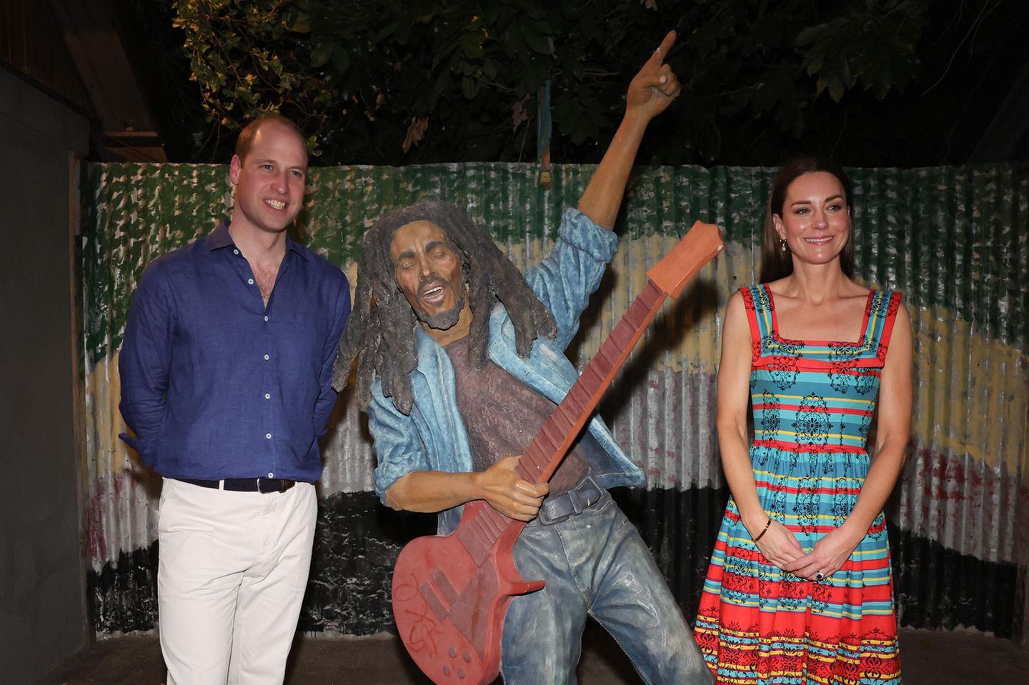 Musikalisch assoziieren viele Menschen Jamaika vor allem mit Reggae. Legende Bob Marley wurde hier geboren. Bei ihrem Besuch im Trench Town Culture Yard Museum in Kingston posieren die beiden Royals neben dem Denkmal des berühmten Musikers. In dem Stadtteil verbrachte Marley einen Großteil seiner frühen Jahre.