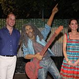 Musikalisch assoziieren viele Menschen Jamaika vor allem mit Reggae. Legende Bob Marley wurde hier geboren. Bei ihrem Besuch im Trench Town Culture Yard Museum in Kingston posieren die beiden Royals neben dem Denkmal des berühmten Musikers. In dem Stadtteil verbrachte Marley einen Großteil seiner frühen Jahre.