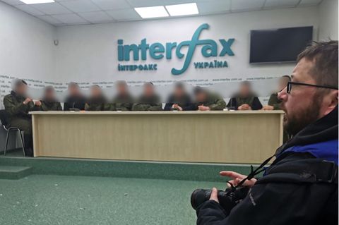 Russische Kriegsgefangene bei einer Pressekonferenz des ukrainischen Geheimdienstes SBU