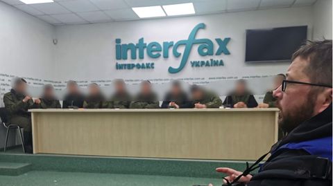Russische Kriegsgefangene bei einer Pressekonferenz des ukrainischen Geheimdienstes SBU