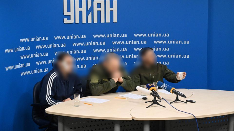 Russische Kriegsgefangene bei einer Pressekonferenz in Kiew am 2. März Russische Kriegsgefangene bei einer Pressekonferenz in Kiew am 2. März