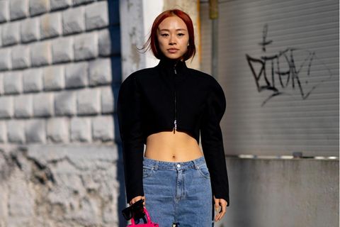 Während der Mailänder Modewoche im Februar wurde der neue Bauchfrei-Trend schon auf der Straße getragen