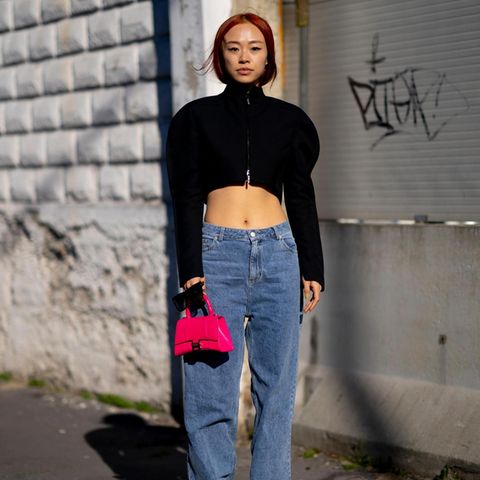 Während der Mailänder Modewoche im Februar wurde der neue Bauchfrei-Trend schon auf der Straße getragen