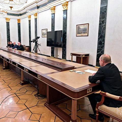 Putin (r) leitet eine Sitzung zu wirtschaftlichen Fragen.