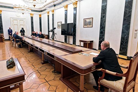 Putin (r) leitet eine Sitzung zu wirtschaftlichen Fragen.