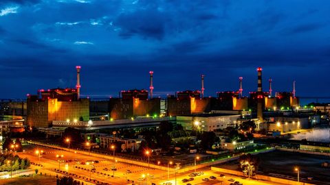 Kernkraftwerk bei Nacht