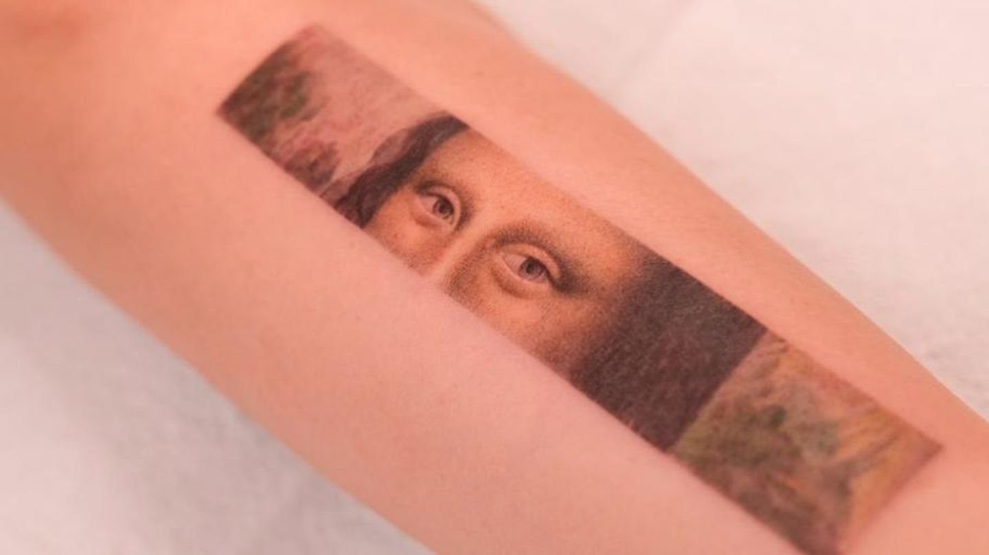 Die Augen einer Frau sind auf einen Unterarm tätowiert. Die Vorlage war das Gemälde Mona Lisa von da Vinci