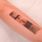 Die Augen einer Frau sind auf einen Unterarm tätowiert. Die Vorlage war das Gemälde Mona Lisa von da Vinci