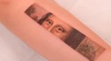 Die Augen einer Frau sind auf einen Unterarm tätowiert. Die Vorlage war das Gemälde Mona Lisa von da Vinci