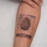 Ein Schloss auf einem schwebenden Stein. "Das Schloss in den Pyrenäen" von Maler René Magritte als Tattoo