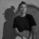 Tattoo-Künstlerin Eva Karabudak sitzt auf einem Stuhl