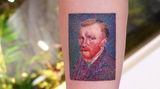 Das Tattoo eines Selbstportraits von Vincent van Gogh auf einem Unterarm