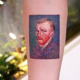 Das Tattoo eines Selbstportraits von Vincent van Gogh auf einem Unterarm