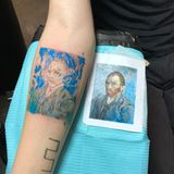 Auf einem Unterarm ist bereits schemenhaft ein Selbstportrait von Vincent van Gogh zu erkennen