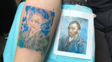 Auf einem Unterarm ist bereits schemenhaft ein Selbstportrait von Vincent van Gogh zu erkennen