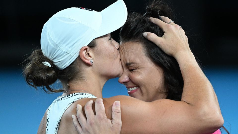 Ashleigh Barty bedankt sich bei Casey Dellacqua mit einem Küsschen.