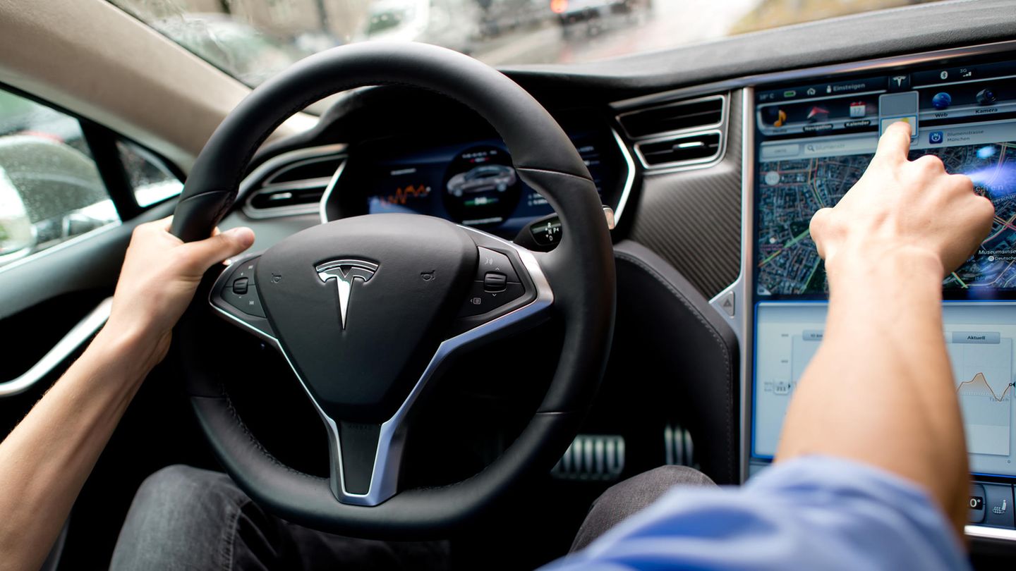 Tesla: Federal Motor Transport Authority doubts the safety concept – “The road is not an experimental field”