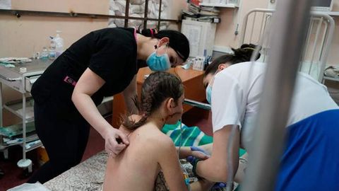 Die 13-Jährige Milena in der Klinik in Saporischschja