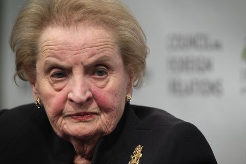 Madeleine Albright blickt ernst in die Kamera