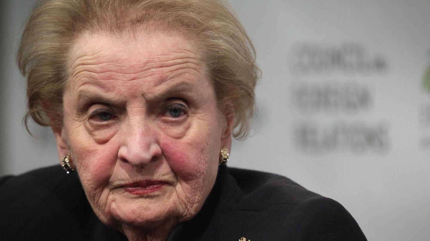 Madeleine Albright blickt ernst in die Kamera