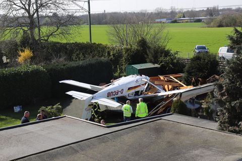 Eine Cessna liegt nach ihrem Absturz im Garten