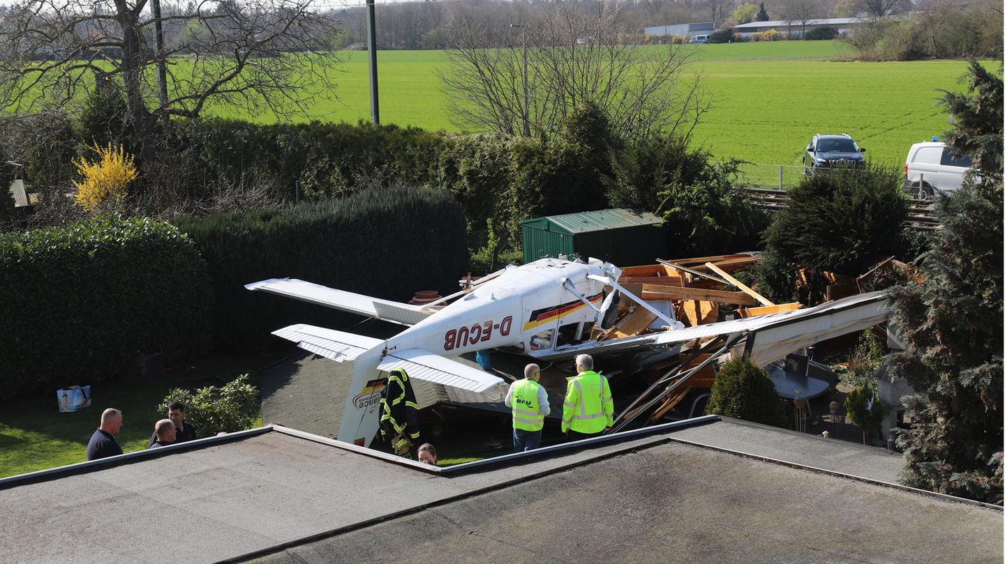 Eine Cessna liegt nach ihrem Absturz im Garten