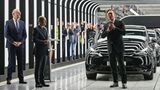 Elon Musk bei der Eröffnung der Tesla-Gigafactory in Grünheide mit Bundeskanzler Olaf Scholz (M)