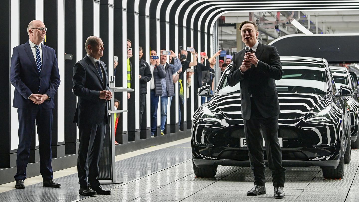 Elon Musk bei der Eröffnung der Tesla-Gigafactory in Grünheide mit Bundeskanzler Olaf Scholz (M) Elon Musk bei der Eröffnung der Tesla-Gigafactory in Grünheide mit Bundeskanzler Olaf Scholz (M)