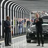 Elon Musk bei der Eröffnung der Tesla-Gigafactory in Grünheide mit Bundeskanzler Olaf Scholz (M)