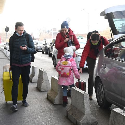 In der neuen Heimat: russische Reisende nach ihrer Ankunft in der georgischen Hauptstadt Tiflis am Flughafen