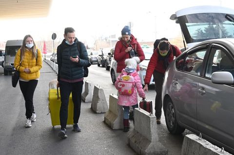 In der neuen Heimat: russische Reisende nach ihrer Ankunft in der georgischen Hauptstadt Tiflis am Flughafen