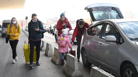 In der neuen Heimat: russische Reisende nach ihrer Ankunft in der georgischen Hauptstadt Tiflis am Flughafen