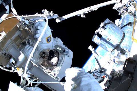 Matthias Maurer und Astronautenkollege Raja Chari während des Außenbordeinsatzes an der ISS. In Maurers Helm wurde später Wasser entdeckt.