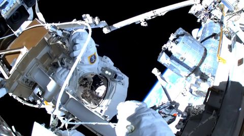 Matthias Maurer und Astronautenkollege Raja Chari während des Außenbordeinsatzes an der ISS. In Maurers Helm wurde später Wasser entdeckt.