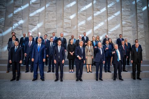 Die Staats-und Regierungschefs der Nato-Staaten stehen beim Familienfoto im Nato-Hauptquartier