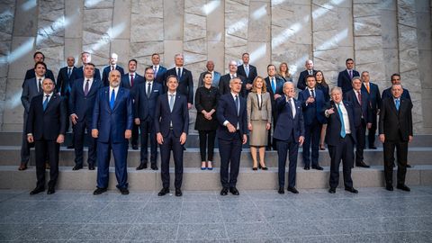 Die Staats-und Regierungschefs der Nato-Staaten stehen beim Familienfoto im Nato-Hauptquartier