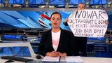 Die russische TV-Journalistin Marina Owssjannikowa (im Hintergrund)
