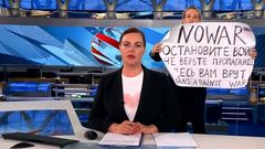 Die russische TV-Journalistin Marina Owssjannikowa (im Hintergrund)