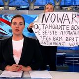 Die russische TV-Journalistin Marina Owssjannikowa (im Hintergrund)