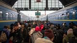Ukraine, Lwiw: Dutzende von Menschen auf dem Bahnsteig Bahnhofes
