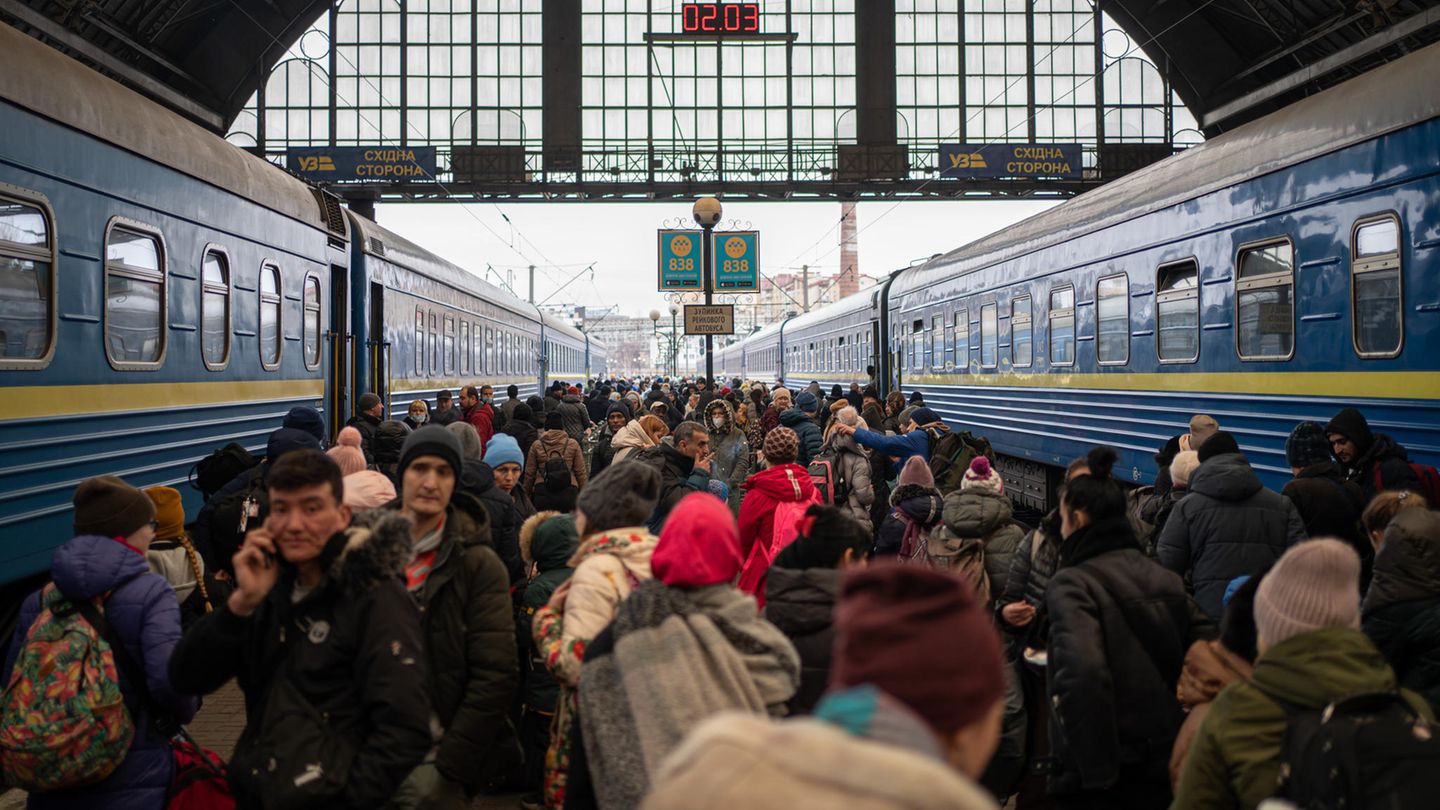 Ukraine, Lwiw: Dutzende von Menschen auf dem Bahnsteig Bahnhofes Ukraine, Lwiw: Dutzende von Menschen auf dem Bahnsteig Bahnhofes
