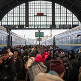 Ukraine, Lwiw: Dutzende von Menschen auf dem Bahnsteig Bahnhofes