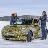 Fahrwerks-Experte Klaus Bramer (rechts) erklärt die Geheimnisse des nächsten Mini