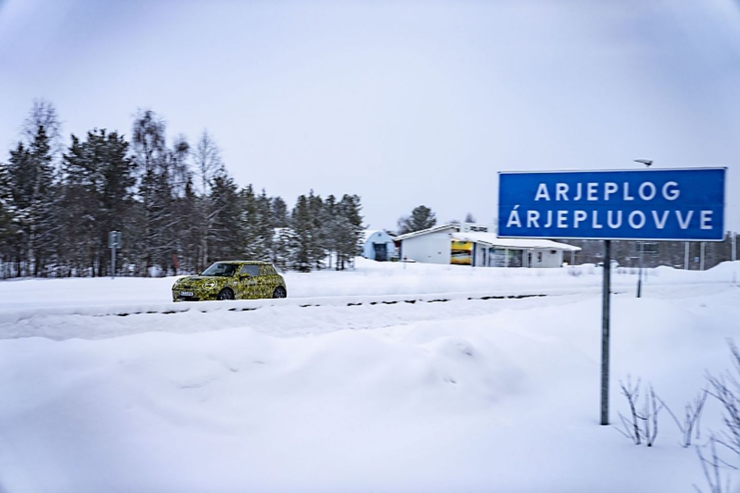 Im nordschwedischen Arjeplog ist der Prototyp des Mini Cooper SE (J1) tiefen Temperaturen ausgesetzt