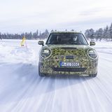 Selbst auf dem Beifahrersitz wird die bessere Dynamik des Mini Cooper SE (J1) gegenüber dem aktuellen Modell deutlich