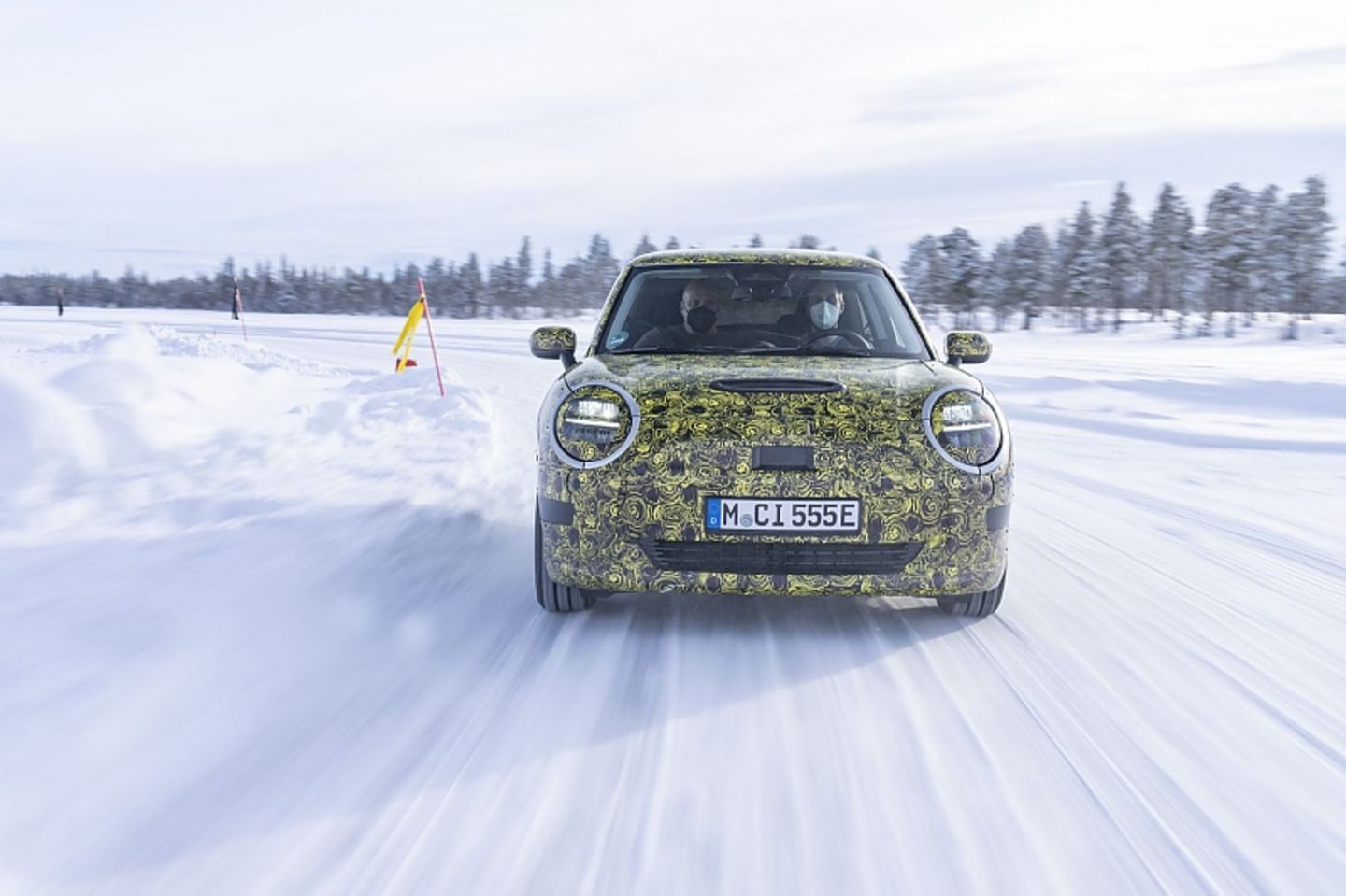Selbst auf dem Beifahrersitz wird die bessere Dynamik des Mini Cooper SE (J1) gegenüber dem aktuellen Modell deutlich