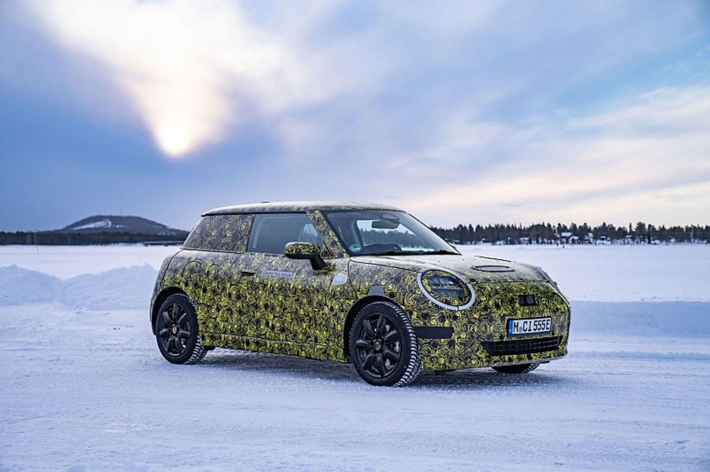 Das Untersteuern soll beim Mini Cooper SE (J1) reduziert werden