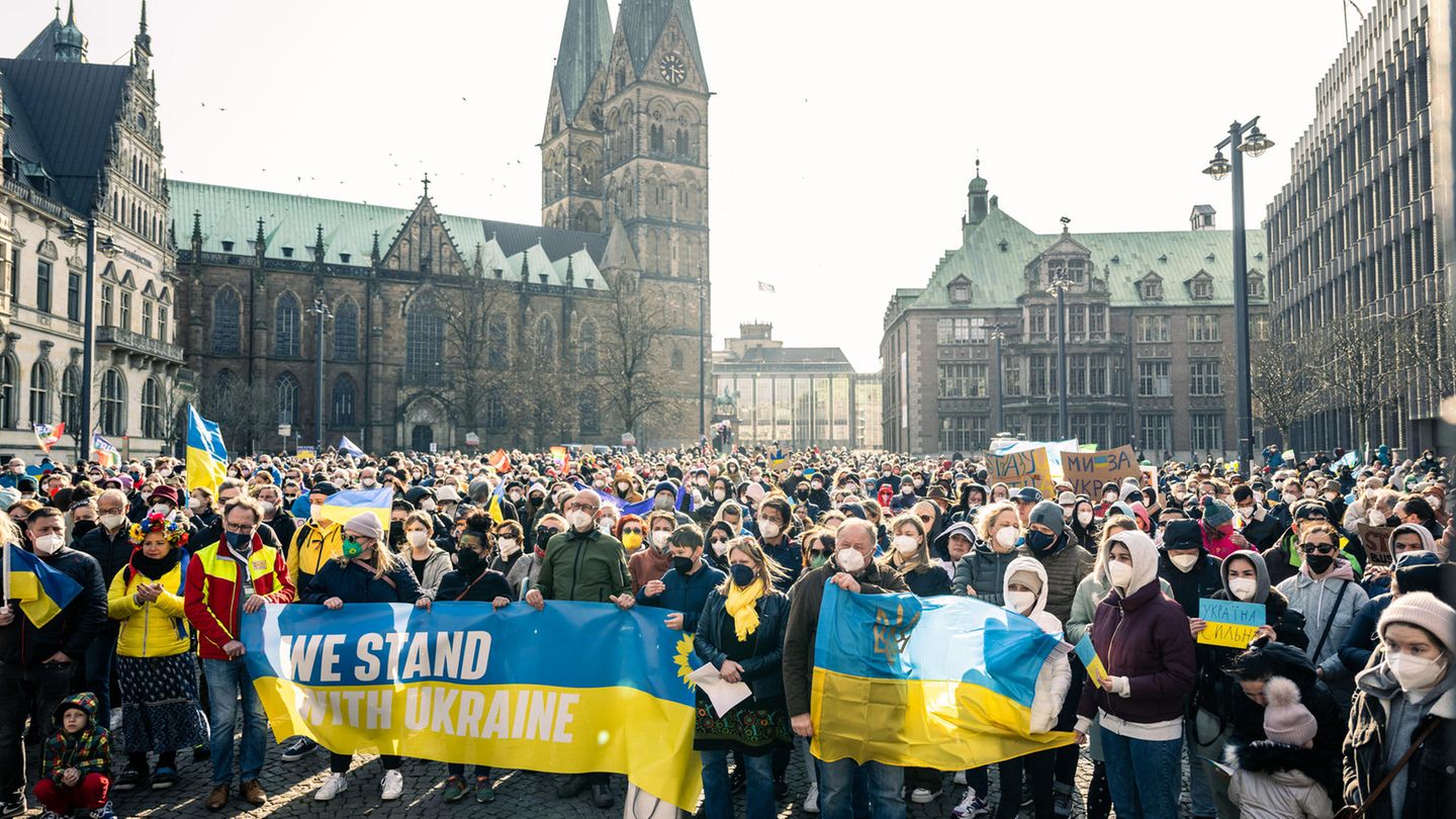 Zahlreiche Menschen haben sich zu einer Kundgebung gegen den Krieg in der Ukraine versammelt Zahlreiche Menschen haben sich zu einer Kundgebung gegen den Krieg in der Ukraine versammelt