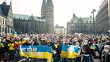 Zahlreiche Menschen haben sich zu einer Kundgebung gegen den Krieg in der Ukraine versammelt