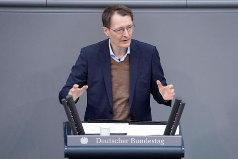 Gesundheitsminister Karl Lauterbach bei seiner Rede zum Haushalt "Gesundheit" bei der 25. Sitzung des Deutschen Bundestag in Berlin
